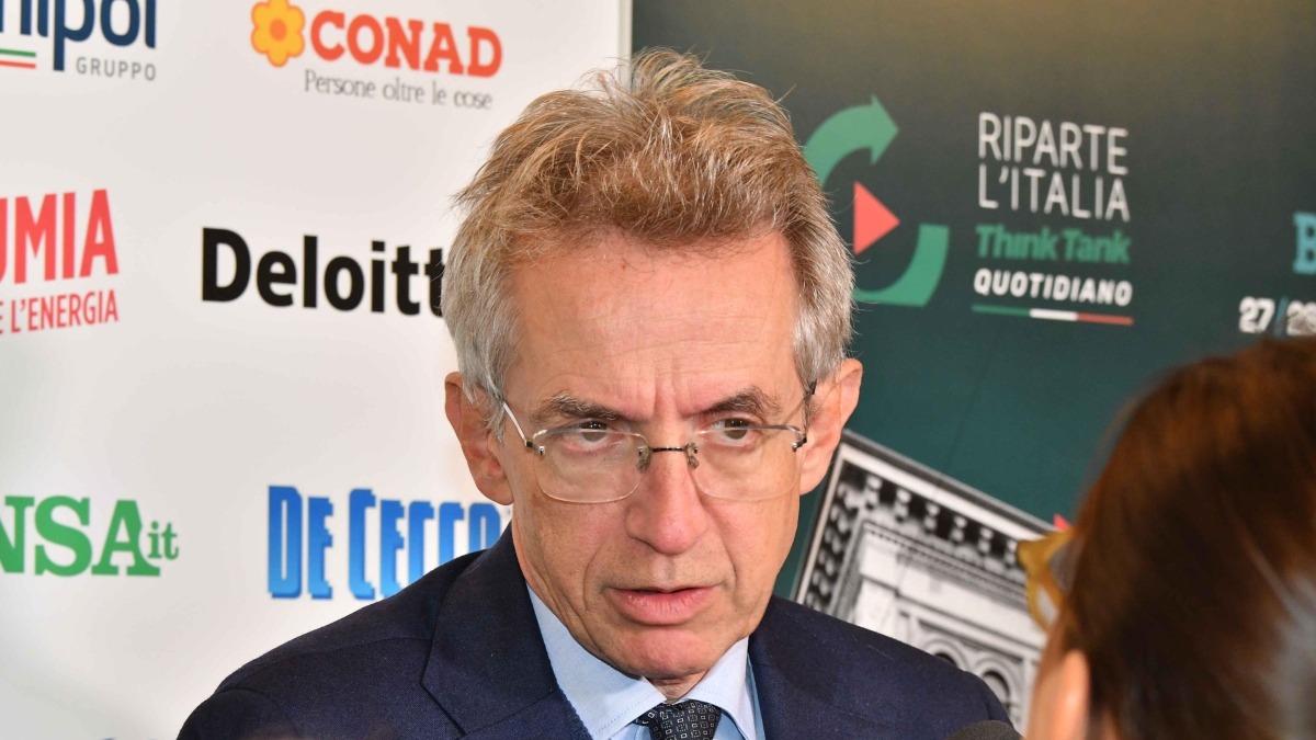 Ansia da Palazzo Chigi: Manfredi, il prof napo-anglosassone parla, straparla, si fa scoprire