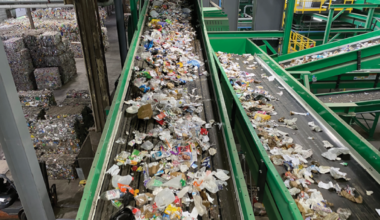 Negli Usa l'AI affronta il «lavoro sporco» e smista al posto dell'uomo i rifiuti riciclabili: la svolta per dimezzare il volume delle discariche