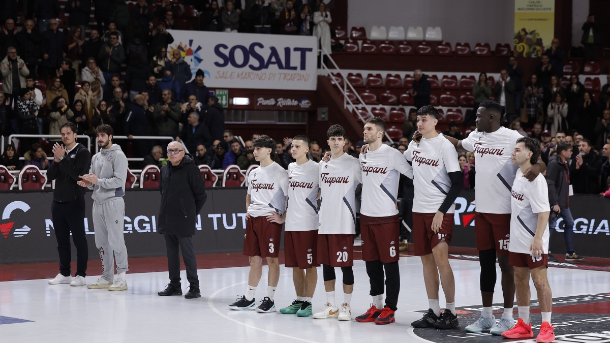 Debiti, ritardi e un trono per vedere le partite. Trapani Sharks, la caduta di un presidente che si credeva il «king» del basket