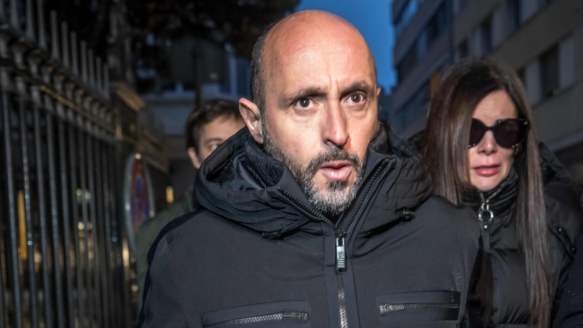 Crans-Montana, la Procura: «Jacques Moretti non ha più redditi». Lui e la moglie Jessica liberi con una cauzione più bassa del previsto: 430 mila euro