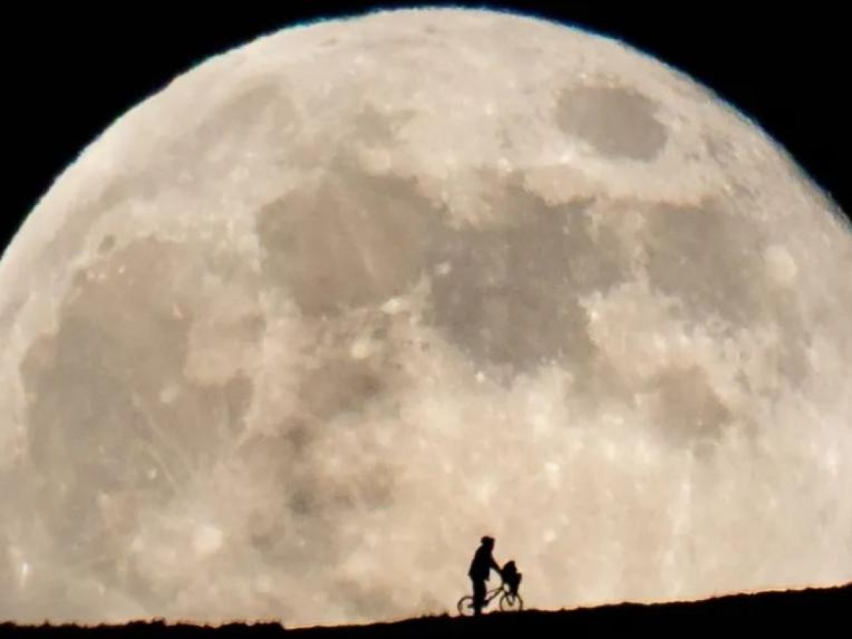 Un orsacchiotto al posto di E.T. e una luna piena perfetta: 40 anni dopo è stata scattata in Galles la scena più celebre del film