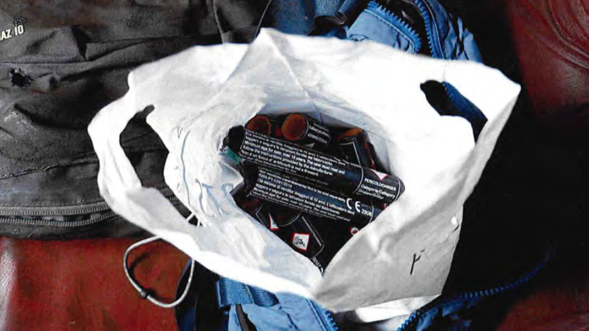 Le foto dentro il Constellation di Crans-Montana la notte della strage di Capodanno: i candelotti, la porta bloccata, il dj, la disposizione dei tavoli