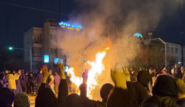 Proteste in Iran, le notizie in diretta | Il Dipartimento di Stato Usa: «Gli americani lascino immediatamente l'Iran». Teheran: «Trump cerca il pretesto per attaccarci. I morti civili sono responsabilità di Usa e Israele»
