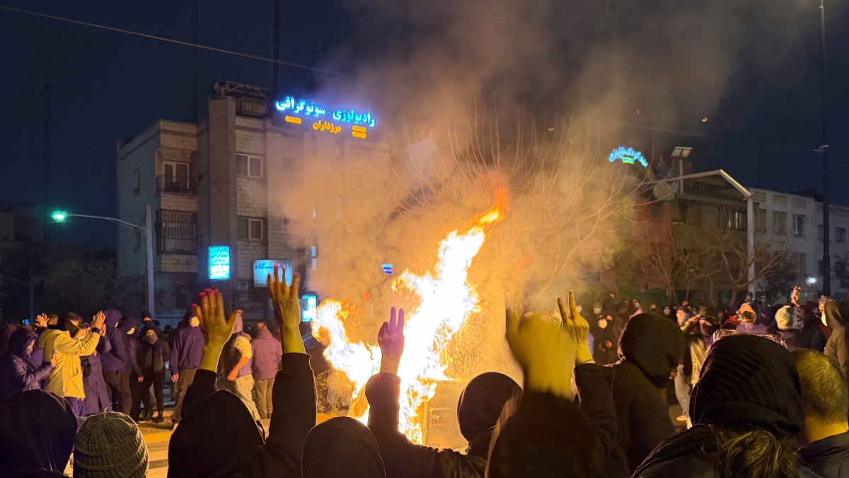 Proteste in Iran, le notizie in diretta | Il Dipartimento di Stato Usa: «Gli americani lascino immediatamente l'Iran». Teheran: «Trump cerca il pretesto per attaccarci. I morti civili sono responsabilità di Usa e Israele»