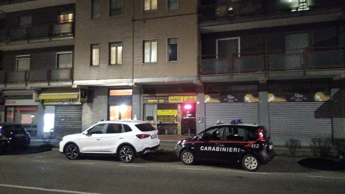 Muggiò, donna accoltellata dal marito che non accettava la separazione. Lui fugge, poi si costituisce: arrestato. In casa anche il figlio di due anni della coppia