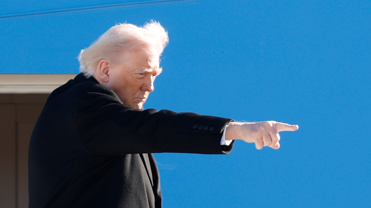 Bannon: «I raid di Trump sono chirurgici, ha imparato la lezione dell’Iraq. Venezuela, Iran e Cuba? Simili»