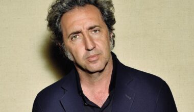 Paolo Sorrentino è diventato nonno. In «Call my agent» dissacrava gli incontri scuola-genitori: «Chiederò scusa, per il mio nipotino pronto a tutto»