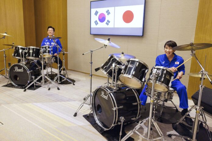 Giappone-Corea del Sud, Takaichi e Lee suonano assieme la batteria