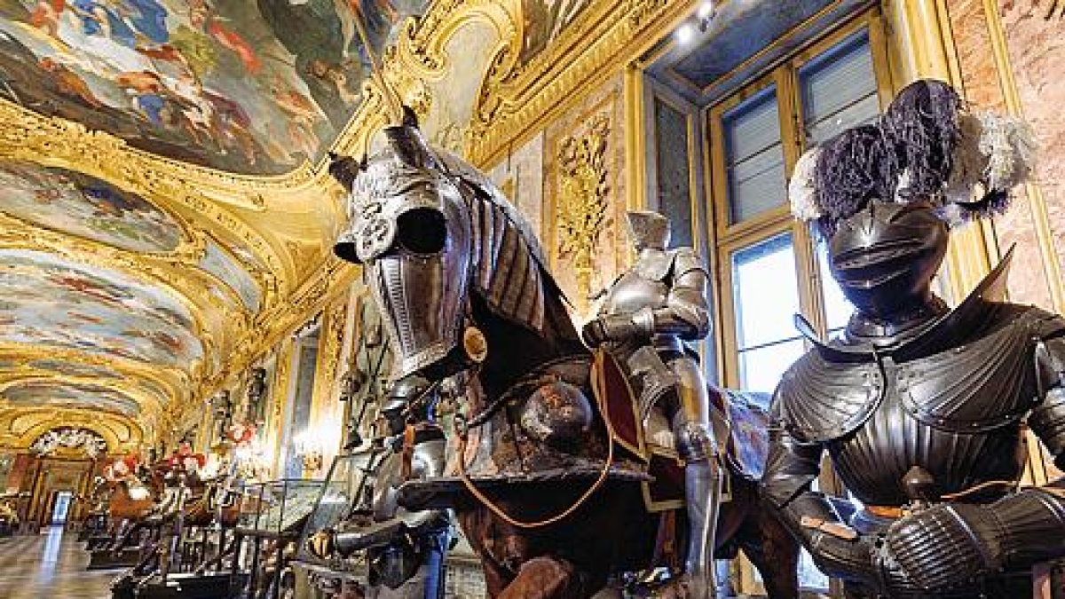 Quindici cavalli e un rinoceronte bardato in piazza Castello: i tesori dell'Armeria Reale, dagli animali-scultura alla spada di San Maurizio