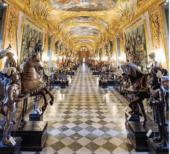 Quindici cavalli e un rinoceronte bardato in piazza Castello: i tesori dell'Armeria Reale, dagli animali-scultura alla spada di San Maurizio