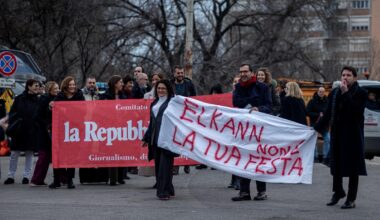 Cdr de «la Repubblica», protesta con striscioni e fischietti alla mostra per i 50 anni del quotidiano: «Elkann, non è la tua festa»
