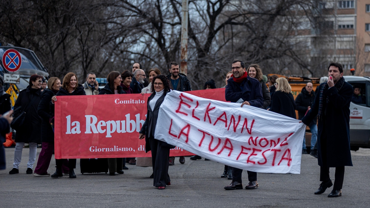 Cdr de «la Repubblica», protesta con striscioni e fischietti alla mostra per i 50 anni del quotidiano: «Elkann, non è la tua festa»