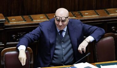 Crosetto: «Qualcuno si vergogna di aiutare Kiev, io ne sono fiero». Approvata la risoluzione di maggioranza alla Camera, ma due leghisti votano contro