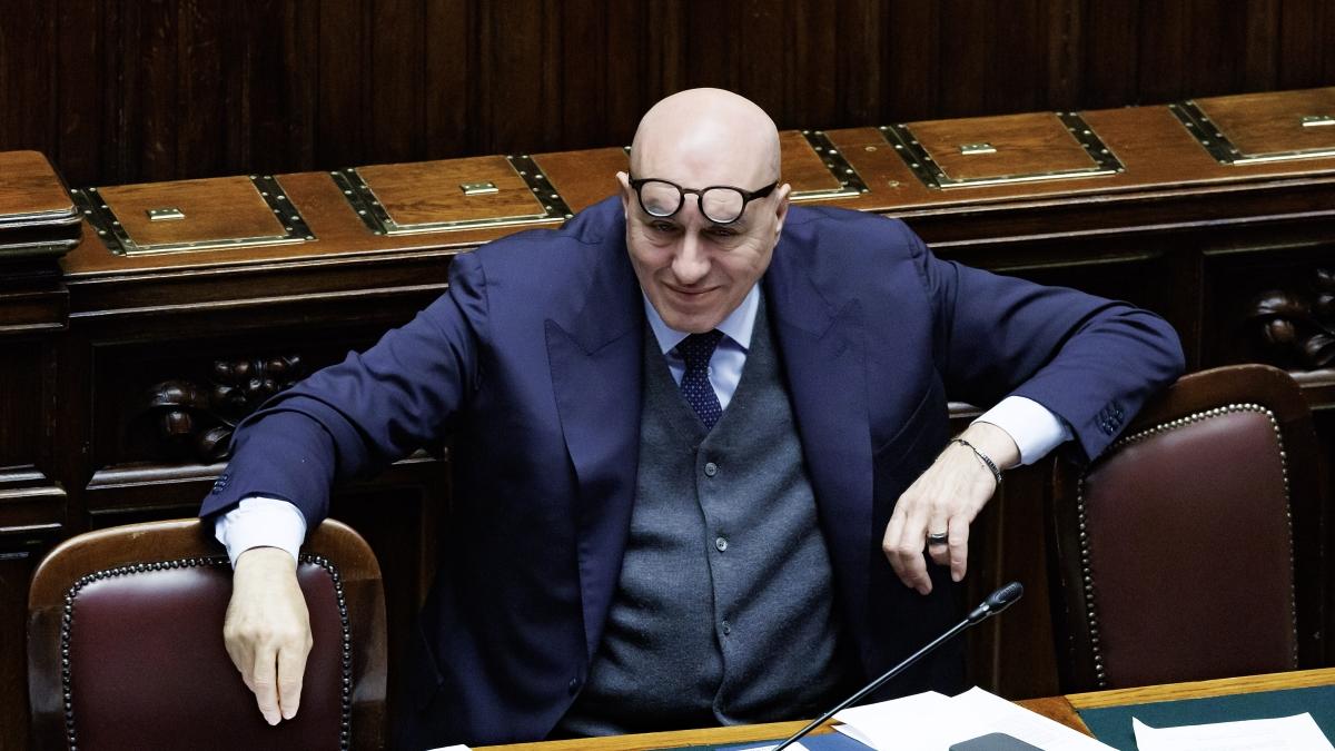 Crosetto: «Qualcuno si vergogna di aiutare Kiev, io ne sono fiero». Approvata la risoluzione di maggioranza alla Camera, ma due leghisti votano contro