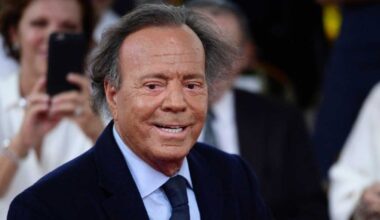 Julio Iglesias, la procura studia la denuncia per violenza sessuale. «Rapporti forzati, palpeggiamenti e schiaffi»