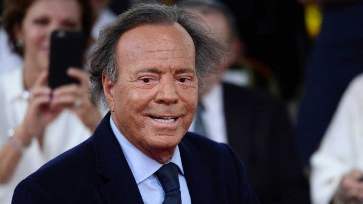 Julio Iglesias, la procura studia la denuncia per violenza sessuale. «Rapporti forzati, palpeggiamenti e schiaffi»