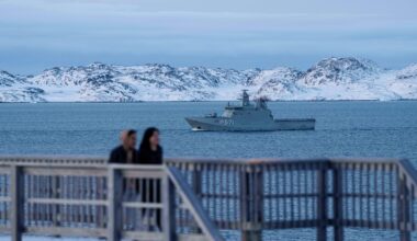 Groenlandia, il no dell'Italia all'invio di soldati. Crosetto: «100 militari lì? Sembra l'inizio di una barzelletta». La linea per difendere l'Artico