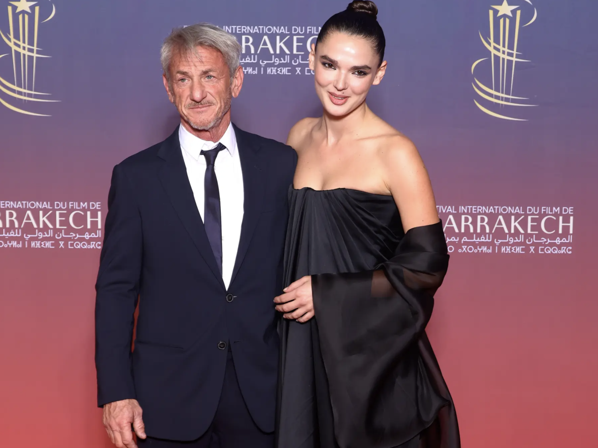 Sean Penn passeggia mano nella mano con la fidanzata Valeria Nicov. Impietosi i commenti social: «Pensavo fosse la nipote»