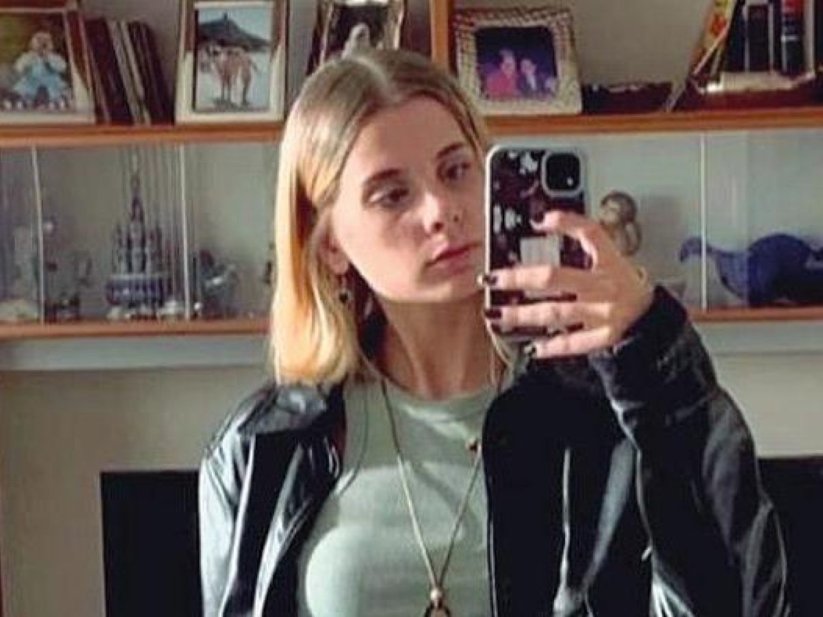 Annabella Martinelli aveva un cerotto sulla bocca. Lunga lettera di addio per i genitori, che ieri hanno portato un fiore nel bosco