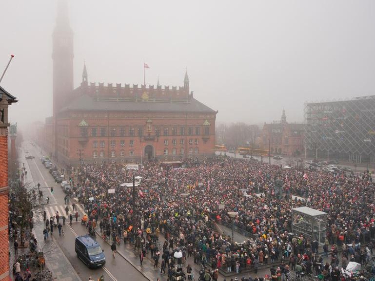 Groenlandia, a Copenhagen in migliaia protestano contro le mire di Trump: «Rispetto per la nostra autodeterminazione»