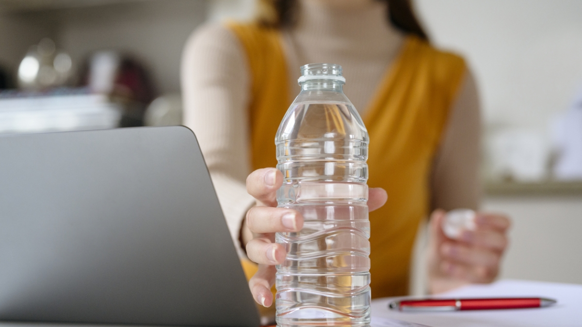 Micro e nanoplastiche: bere dalle bottiglie monouso aumenta il rischio di ingerirle? Il parere dell'esperto