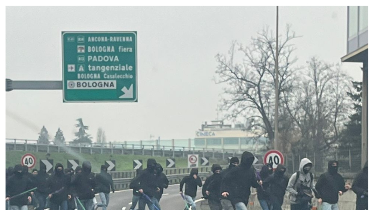 Autostrada A1, violenti scontri con mazze e martelli tra 200 ultras della Roma e della Fiorentina