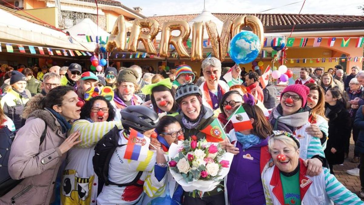Lazise, Monica Consolini completa il giro del mondo in bici e dopo due anni torna a casa: tutto il paese la festeggia