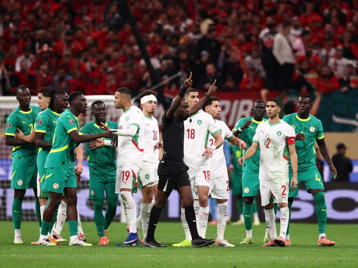 Coppa d'Africa, il Senegal vince in finale contro il Marocco ai supplementari dopo aver lasciato il campo per proteste: cosa è successo