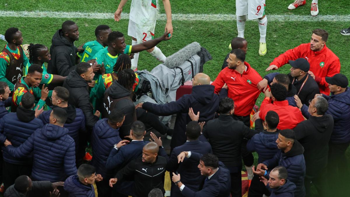 Coppa d'Africa, caos nella finale Marocco-Senegal: rigore dubbio, Senegal lascia il campo