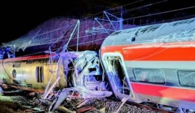 Incidente ferroviario in Spagna, il drammatico scambio tra il macchinista e il centro di controllo: «Ho deragliato, fermate il traffico». «Non arrivano treni». Poi lo schianto