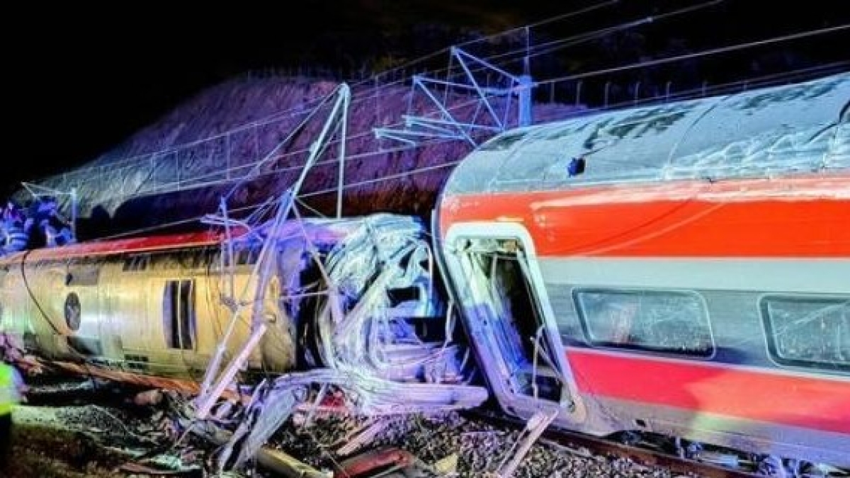Incidente ferroviario in Spagna, il drammatico scambio tra il macchinista e il centro di controllo: «Ho deragliato, fermate il traffico». «Non arrivano treni». Poi lo schianto
