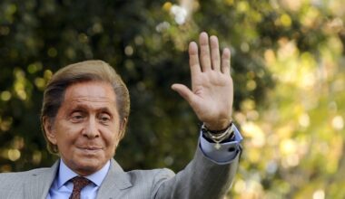 Valentino è morto: lo stilista aveva 93 anni. Addio all'«ultimo imperatore» della moda