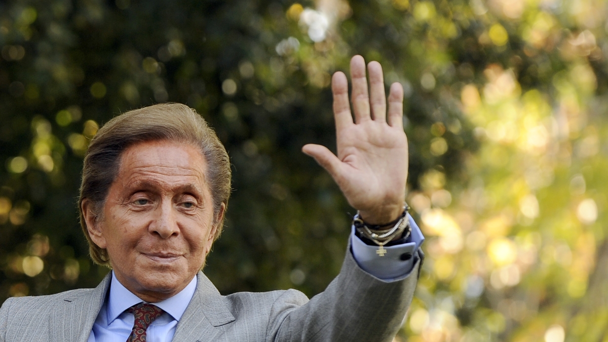 Valentino è morto: lo stilista aveva 93 anni. Addio all'«ultimo imperatore» della moda