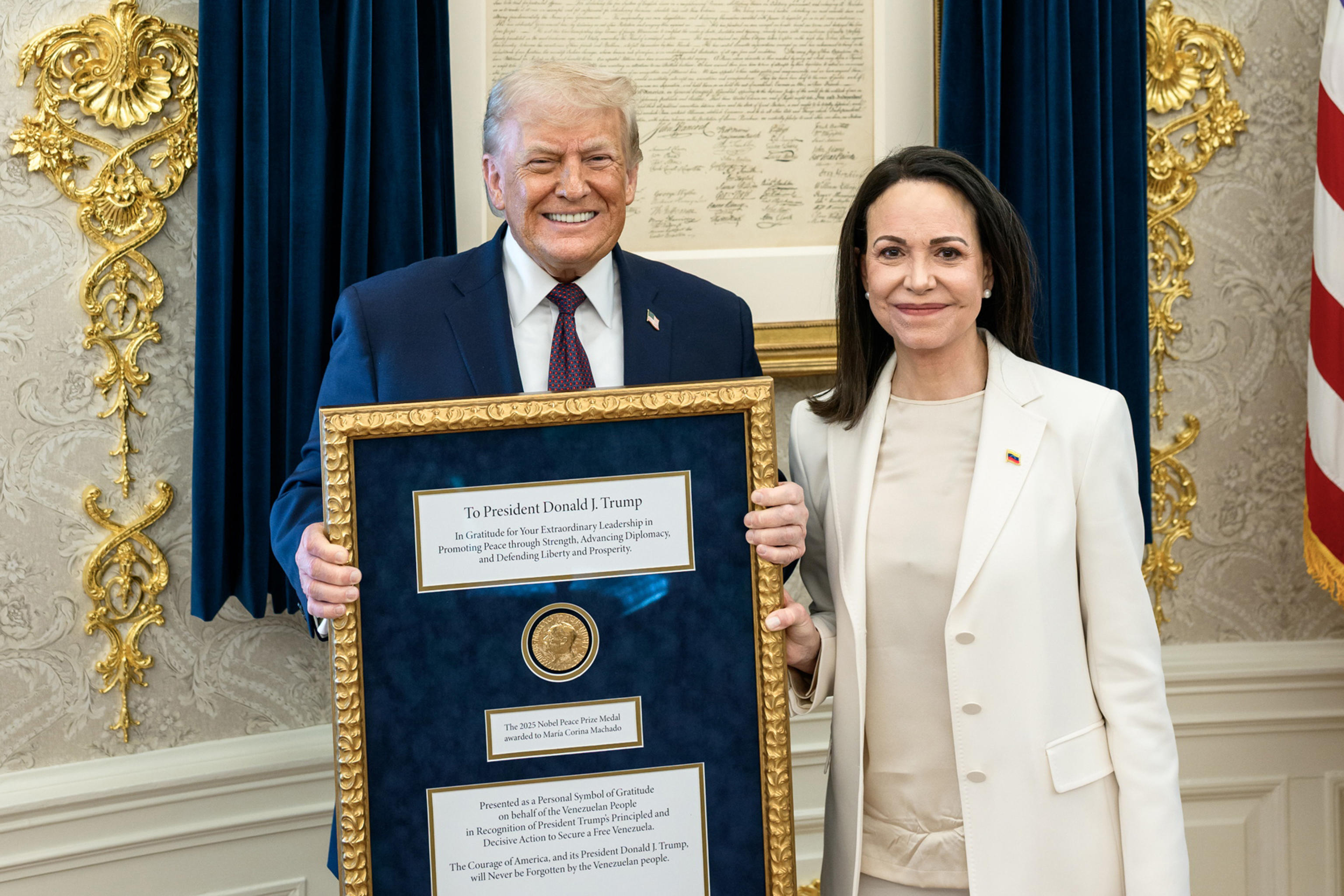 15 GENNAIO 2026 - Trump e la leader dell'opposizione venezuelana Maria Corina Machado con il premio Nobel per la pace, assegnato alla politica sudamericana. ANSA/WHITE HOUSE / DANIEL TOROK