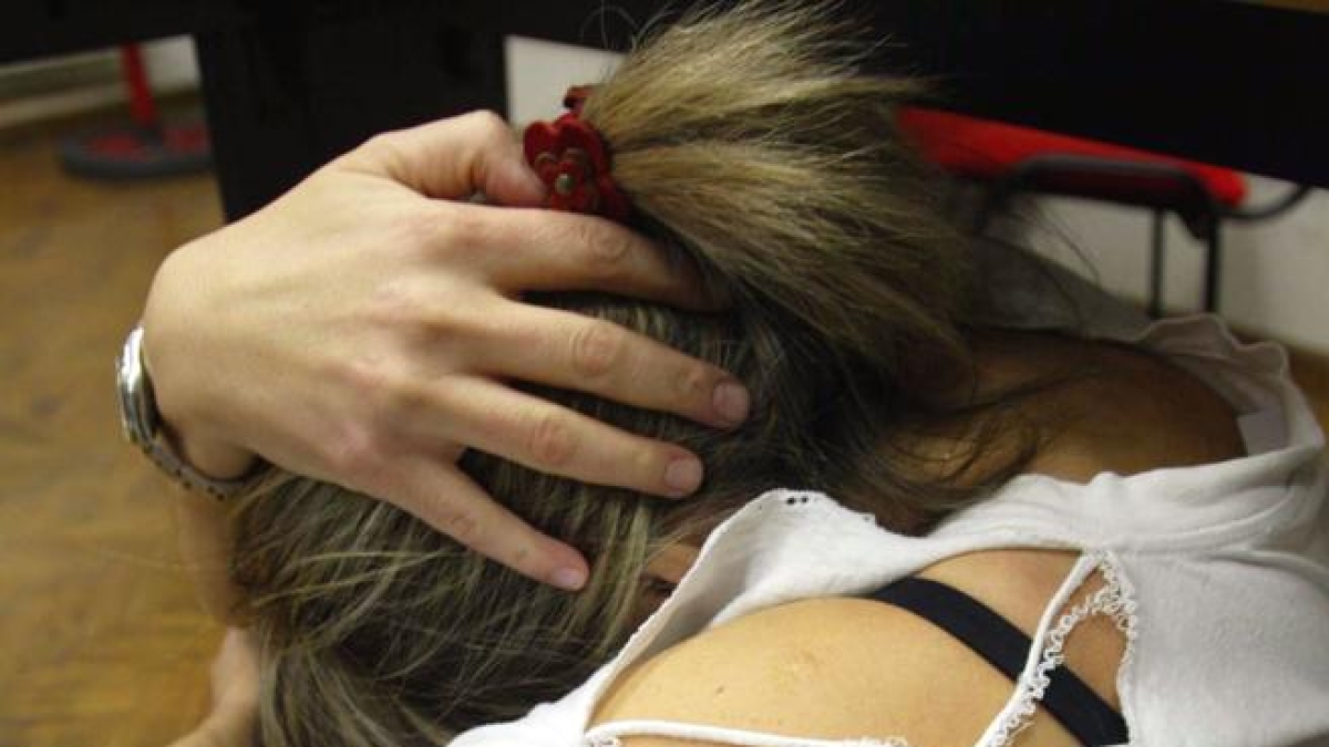 Matera, 20enne inganna una 16enne, le sequestra il cellulare e la violenta