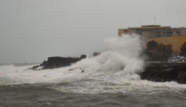 Sicilia nella morsa di Harry: il ciclone provoca onde fino a 10 metri, bufera di neve sull'Etna. «Salvata una famiglia sul vulcano»