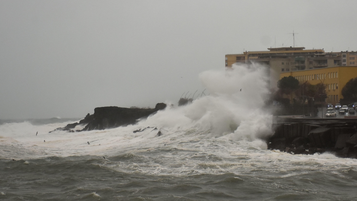 Sicilia nella morsa di Harry: il ciclone provoca onde fino a 10 metri, bufera di neve sull'Etna. «Salvata una famiglia sul vulcano»