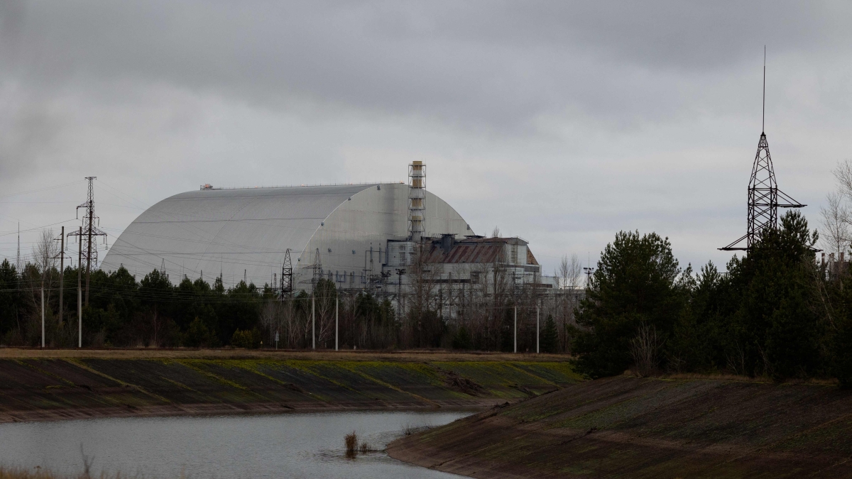 La centrale di Chernobyl per ore «senza più alimentazione esterna»: l'allarme dell'Agenzia per il nucleare dopo gli attacchi russi