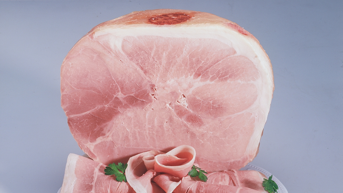 Il prosciutto cotto è davvero cancerogeno? Sì, ma come tutti gli altri insaccati e le carni processate (e lo sappiamo dal 2015)