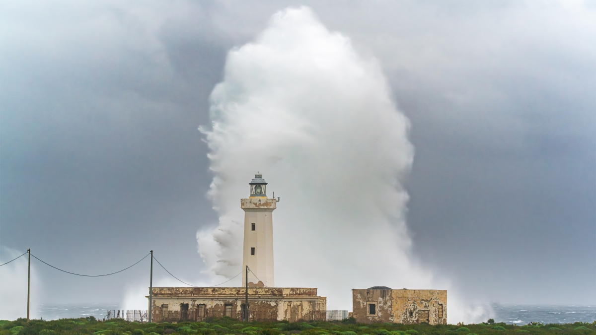 Ciclone al Sud, onde fino a 9 metri. Harry colpisce le coste: allerta rossa nelle isole