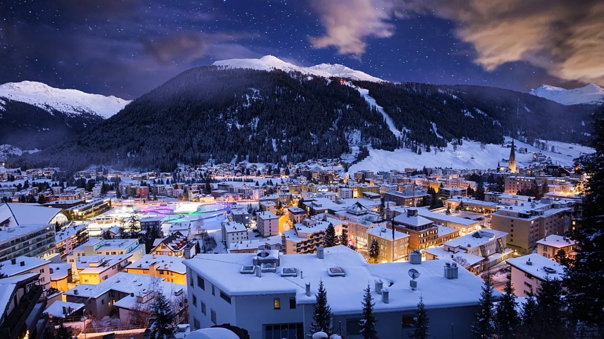 Davos addio? Larry Fink vuole portare il World Economic Forum a Detroit o Dublino (mentre le Alpi soffocano)