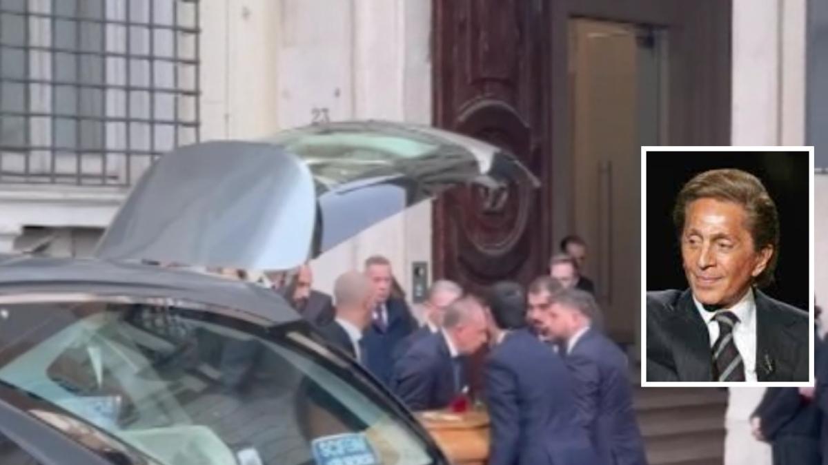 Valentino, aperta la camera ardente in piazza Mignanelli, a Roma | La salma accolta dal compagno e dai «figliocci»