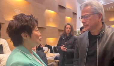 Il debutto di Huang a Davos: «La Mercedes più costosa del mondo? Quella che ho comprato ai miei genitori vendendo azioni Nvidia»