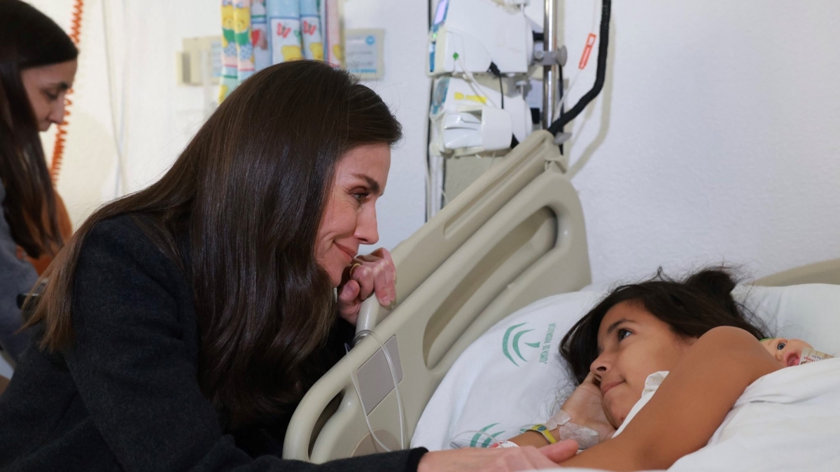 Minuto di silenzio al Parlamento europeo per il disastro ferroviario in Spagna nel 40mo dall'adesione di Madrid. «Nel dolore nazionale, Letizia giornalista diventata regina, ha umanizzato l'istituzione»