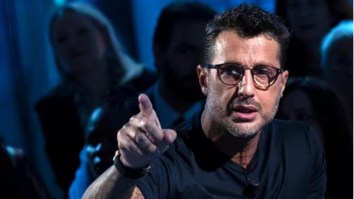 Mediaset denuncia Fabrizio Corona e chiede di vietargli l'uso dei social. Lui replica: «Ormai è guerra, racconterò tutta la verità»