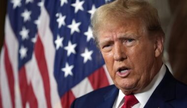 Elezioni di midterm negli Usa, Trump rischia di essere sconfitto: i sondaggi danno i democratici avanti alla Camera