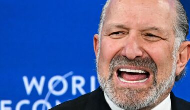 Alta tensione alla cena di gala del Forum di Davos: Lagarde lascia in anticipo dopo le critiche del falco Usa Lutnick all’Europa