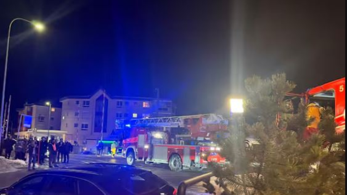 Davos, incendio vicino a un hotel: in fiamme uno chalet di legno. Lilli Gruber deve interrompere la sua diretta