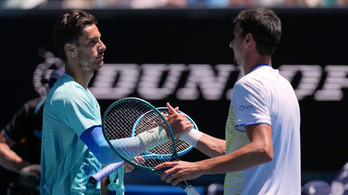 Musetti vince il derby italiano con Sonego 3-0 e passa al terzo turno. Ok anche Darderi, finisce il sogno di Maestrelli con Djokovic