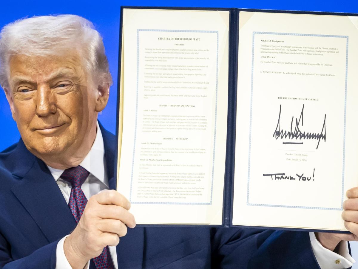 Trump lancia la sfida all’Onu: a Davos nasce il «Board of Peace» con i 19 fedelissimi (e le slide immobiliari su Gaza). «Ora potremo fare tutto ciò che vogliamo»